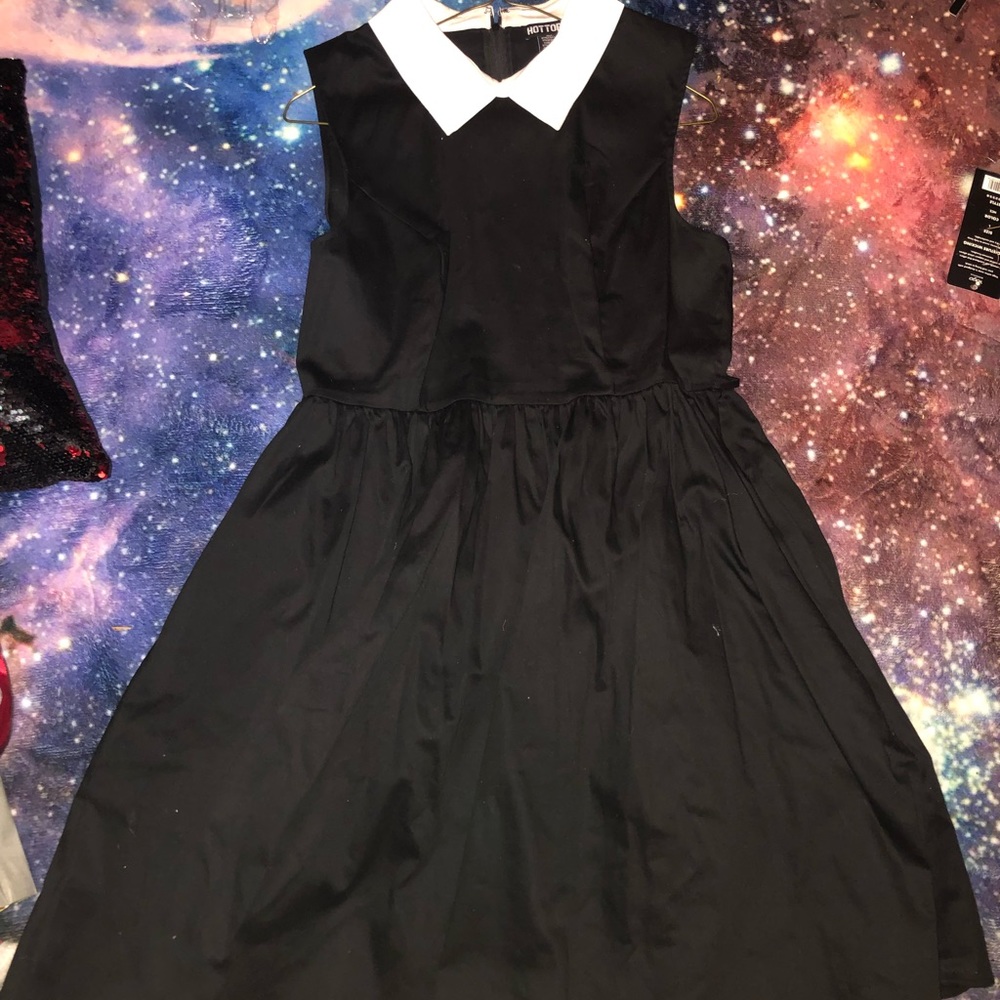 Black sleeveless white collared dress